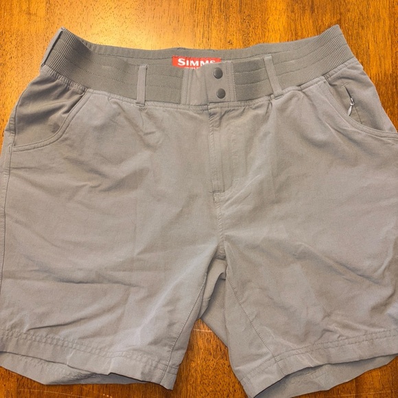Simms Gray Men's fishing shorts Shorts size large never worn. - Picture 1 of 3